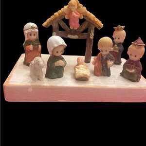 Small 8 Piece Nativity Set with a Manger Perfect for Nursery